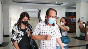 Datangi Polda Jambi, Asiang dan Istri Tampil Kompak Penuhi Panggilan Penyidik KPK