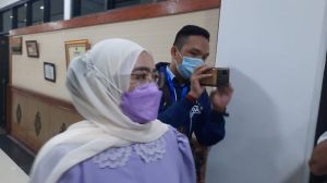 Pakai Masker Ungu, Begini Penampilan Karyani saat Diperiksa KPK