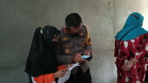 Rela Antri Agar Divaksin, Kapolres Muaro Jambi Bantu Daftarkan Siswi Ini Gunakan HP Pribadi