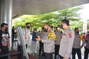 Kapolda Jambi Uji Coba Scan Barcode Aplikasi PeduliLindungi di Mall Lippo Plaza 
