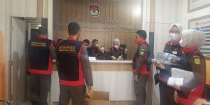 BREAKING NEWS: KPU Tanjabtim Digeledah Kejari, Uang Senilai 250 Juta Disita