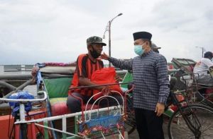 Setelah Buka MTQ ke-50 di Tanjab Barat, Al Haris Juga Berikan Sembako ke Pengemudi Becak