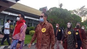 Peringatan Hari Batik, Kepala OPD Pemkot Jambi Berlenggok Di Festival ASN Fashion Street