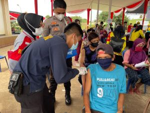 Jemput Bola Vaksinasi ke Desa Sakean, Kades : Terimakasih Biddokkes Polda Jambi