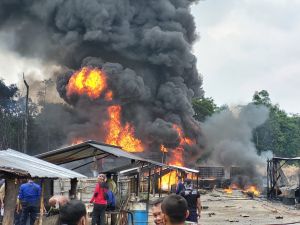 Kebakaran Hebat di Muaro Jambi Lahap Diduga Tempat Penampungan Minyak Ilegal