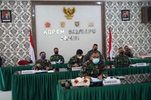 Danrem 042/Gapu Ikuti Vicon Dengan Kasum TNI Bahas Pencapaian Dosis Vaksinasi