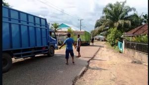 Warga Pelempang Muro Jambi Hadang Truk Batubara Melintas di Jalan Desa
