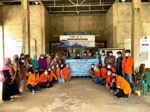 PHP2D SBM UNJA Gelar Pelatihan Pengolahan Limbah Pelepah Sawit Di Desa Sido Mukti Muaro Jambi