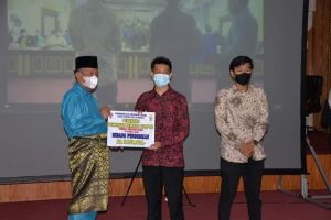 Secara Simbolis, Wagub Jambi Serahkan Uang Pembinaan ke Pemuda Pelopor
