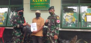 Gelar Vaksinasi Massal, Yonif Raider 142 Ksatria Jaya Juga Beri Sembako ke Warga