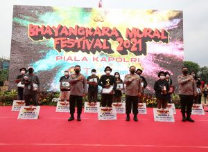 Serahkan Sertifikat ke Pemenang Mural Festival, Kapolri : Jaga Kami Jadi Polri yang Lebih Baik 
