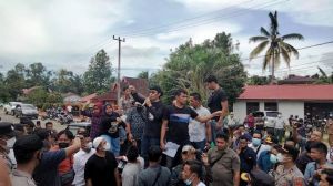 Pendemo Luhak 16 Minta Manajer PLN Bangko Mundur 