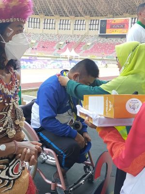 Meski Gunakan Kursi Roda, Junaidi Juga Sumbang Medali Perak di Peparnas XVI Papua