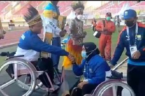 Mengharukan! Sang Istri Kalungkan Medali Emas ke Abdul Hamid di Peparnas Papua