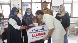 Kunjungi Sei Bertam, SAH Serahkan Beasiswa Dan Sembako Untuk Masyarakat