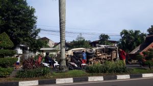 Jalan di Broni Kota Jambi Macet Total Imbas Truk Molen Terbalik di Broni