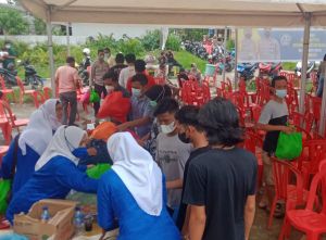 IWAPI Ikut Dorong Percepatan Vaksinasi, Bagikan 700 Sembako Gratis ke Warga