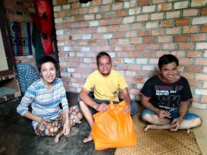 Buat Gerakan Peduli Sesama, IKA PMII Kota Jambi Bagi Sembako Untuk Warga Membutuhkan