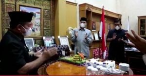 Edi Purwanto Berikan Kejutan Ulang Tahun ke Gubernur Al Haris di DPRD
