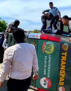 Mobil Tahanan Lapas Kelas II B Adu Kambing dengan Bus Trans Siginjai, Sopir Terjepit