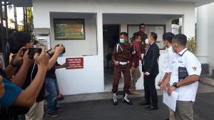 BREAKING NEWS: Ketua KPU Tanjabtim Nurkholis Menyerahkan Diri ke Kejati Jambi  