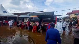 Banjir Rob Tak Surutkan Semangat 1.222 Warga Kampung Nelayan Ikut Vaksinasi