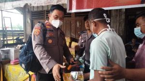 Motivasi Warga Agar Mau Vaksin, Kapolsek Tabir Ulu Berikan Sembako