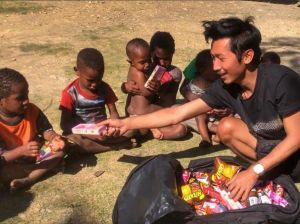 Viral, Anggota Sat Brimob Polda Jambi Berbaur ke Warga Disela Tugas di Puncak Jaya Papua