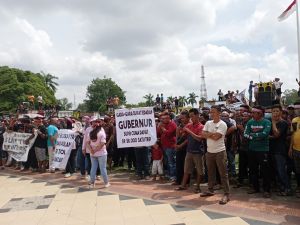 Aksi Berhasil Masuki Perkantoran Gubernur,  Sopir Truk Protes Pembatasan Tonase