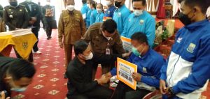 Al Haris Serahkan Secara Simbolis Bonus Atlet PON dan Peparnas Papua