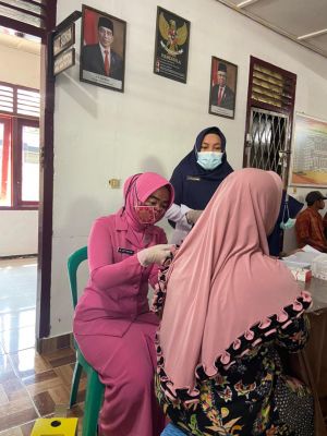 Bhayangkari Sungai Manau Berikan Bingkisan Bagi Masyarakat Sudah Vaksin
