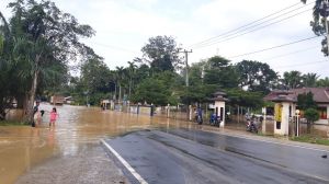Banjir Depan Polsek Merlung, Kendaraan Roda Empat Tak Bisa Lewat, Harus Cari Jalan Alternatif