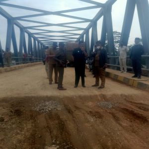 Tinjau Langsung Proyek Perbaikan Jembatan Sugeng, Bupati Anwar Sadat Kecewa