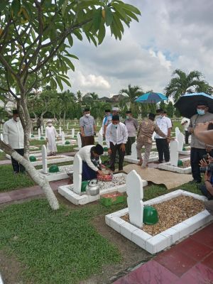 Rangkaian HUT Jambi, Al Haris Ziarah Ke-3 Makam Mantan Gubernur Jambi, Keluarga Manap : Terimakasih