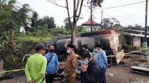 Mobil Pertamina Tabrak Lima Kios Merangin Hingga Hangus Terbakar