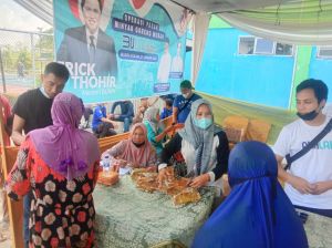 Warga Antusias Antre Demi Minyak Murah