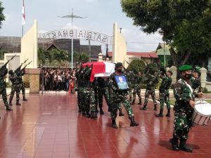Pangdam II/Sriwijaya  Pimpin Pemakaman Praka Anumerta Tuppal yang Gugur di Papua