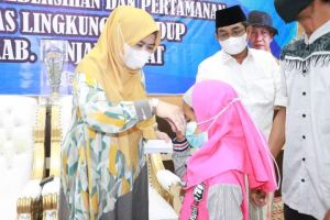 Bupati Jamu Petugas Kebersihan dan Pertamanan DLH Tanjab Barat