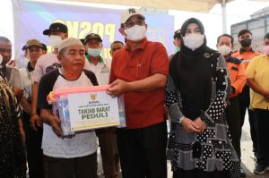 Korban Kebakaran Berobat Gratis, Bupati Anwar Sadat Serahkan Bantuan dan Sampaikan Rasa Prihatin