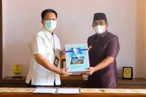 Bupati Tanjabbar Serahkan Laporan Keuangan Pemerintah Daerah Ke BPK