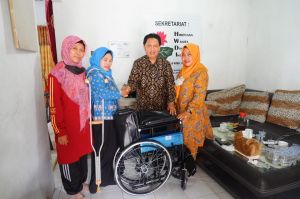 Pusat Kajian Disabilitas UIN Terima Hibah Satu Kursi Roda dari HWDI Untuk Mahasiswa Difabel