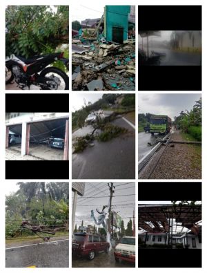 Tiang Listrik Roboh Hambat Jalan Lintas Sumatra Atap Rumah Dinas Bupati Berterbangan