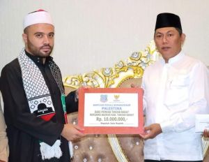Wabup Tanjabbar Serahkan Bantuan Kemanusiaan Bagi Palestina
