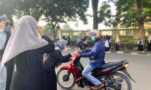 Sparevation Berbagi Dari Angkatan 6 SMP IT Ash-Shiddiiqi Sapa Warga Kotabaru dengan Bagikan Takjil