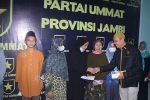 Satu Tahun Partai Ummat, Pengurus di Jambi Bagikan Takjil hingga Santuni Duafa