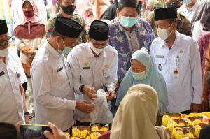 Wagub Jambi Buka Bazar 10.000 Liter Minyak Goreng Murah
