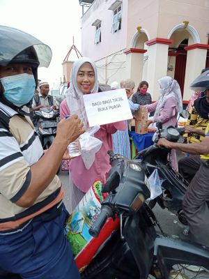 Jumat Sedekah, Ibu-Ibu Vila Gading Mayang Berbagi Paket Takjil dan Nasi Kotak ke Warga