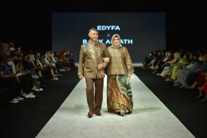 Dukung Penuh IKM Jambi, Fasha Melenggang di Indonesia Fashion Week