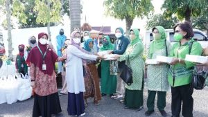 Ikatan Istri Dokter Indonesia  Bersama Insan Madani Jambi Bagikan 1000 Paket Berbuka