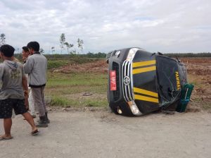 Mobil Satpol PP Pemkab Tanjabbar Terbalik Saat  Konvoi 